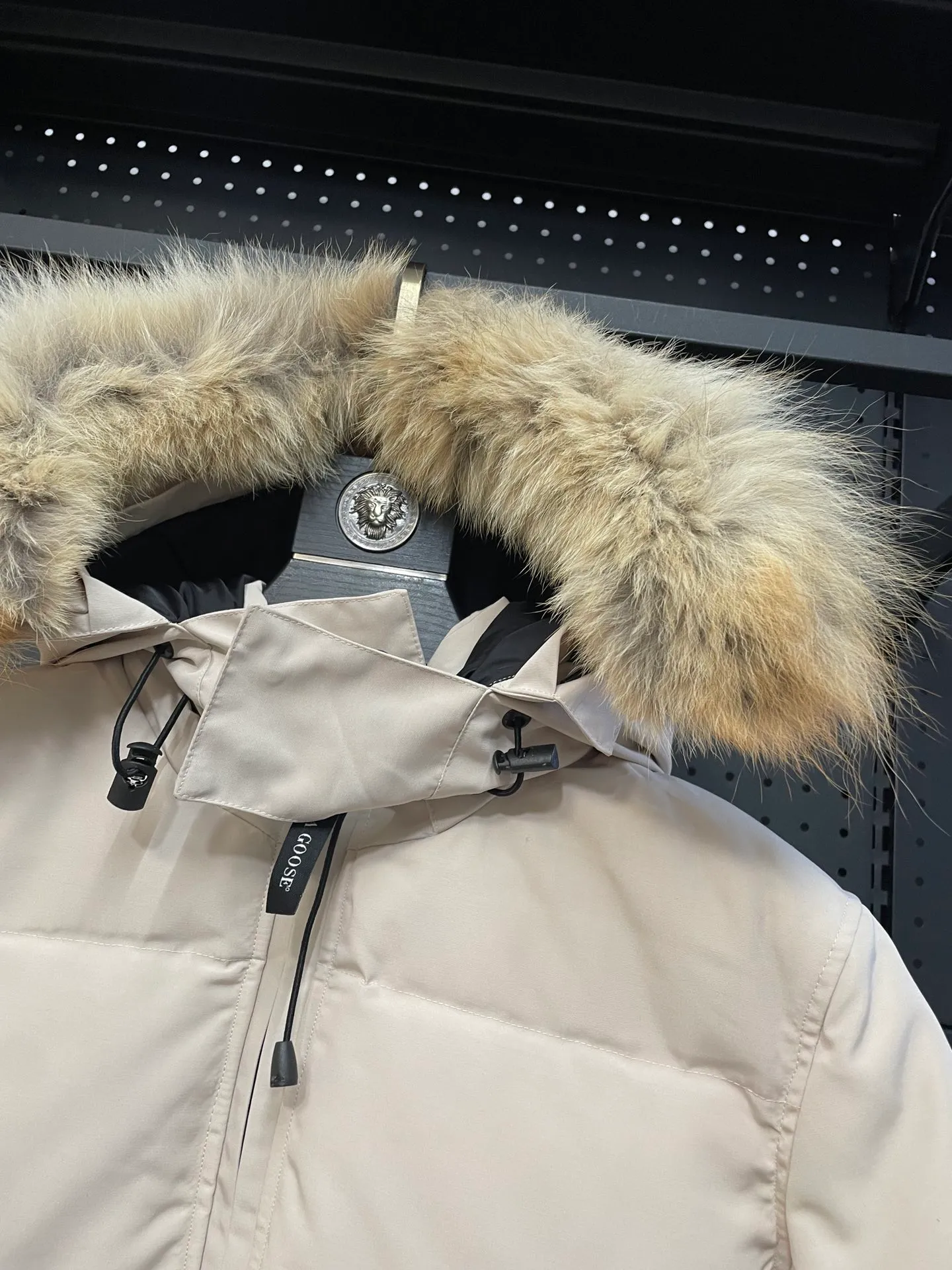 P880 off-white Canadian CANADA GOOES 04 model/women's model. The Arctic and Antarctic scientific expedition teams and others choose Canada Goose as their cold-proof equipment, the Rolls-Royce of down jackets.  ➖ Industry-leading anti-counterfeiting chip sensing.  ➖ Imported Behringer embroidery machines and customized embroidery labels, the highest level and industry leading.  ➖ Imported Korean 21-count polyester-cotton blended original fabric, TC85 waterproof coated fabric, water-repellent, windproof and wear-resistant.  ➖ The new national standard 80 white duck down is filled with an average of 520 grams of down. The amount of down filled is industry-leading.  ➖ 100% nylon lining with double double-layer sealing design to prevent velvet running, and seamless thread design on the cuffs!  ➖ Western Canadian Green Wolf Collar.  ➖ Yoshida YKK provides original factory-customized electroplated sliders. YKK two-way lockable zippers are tight and smooth and do not peel off paint.  ➖ 3M composite Velcro is durable and the accessories and hardware are all custom-made. Only for the purest goose, the most dedicated, the most professional, the highest quality, the highest cost performance!    SIZE:XS-XXL